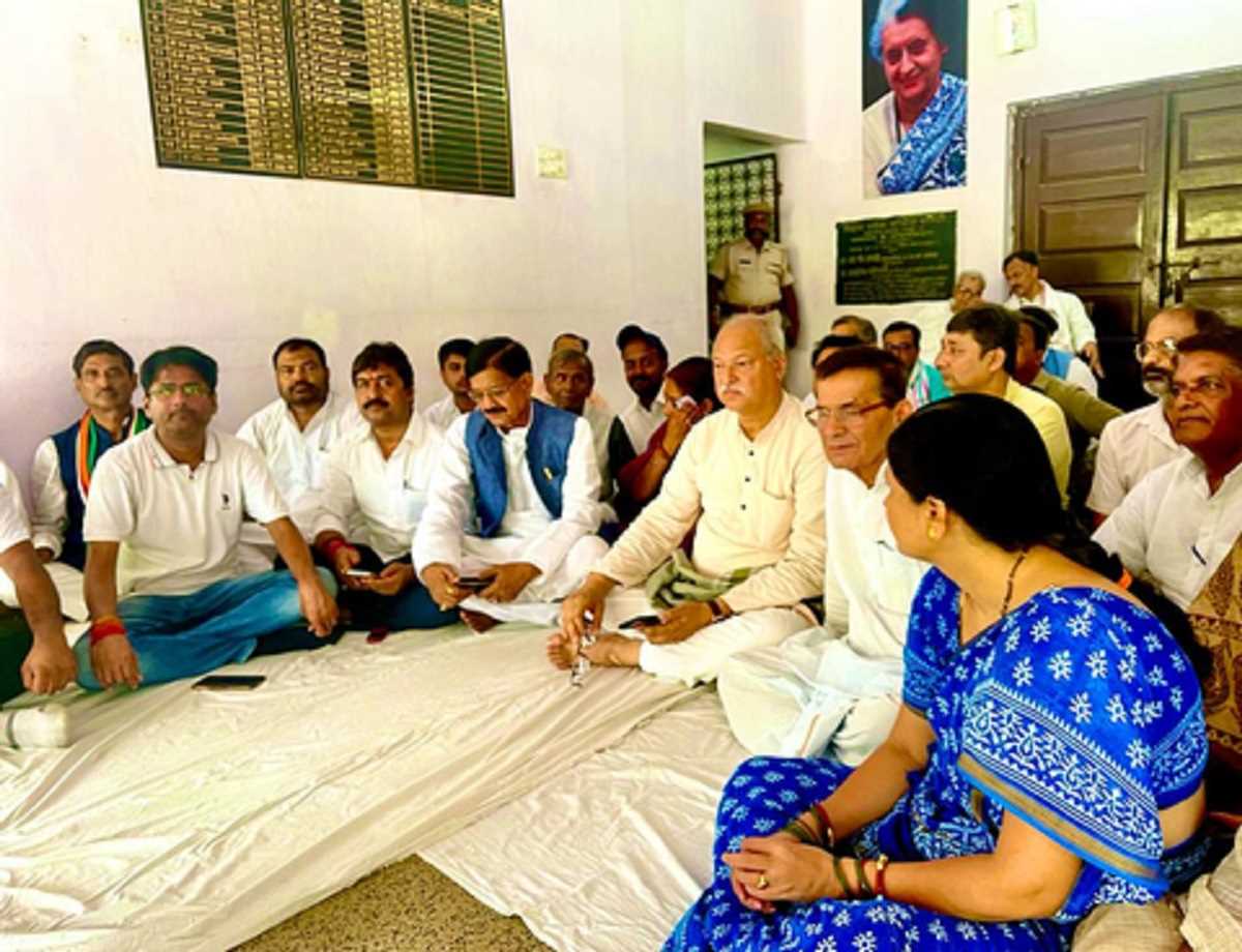 राहुल गांधी को अदालत से राहत नहीं मिलने पर बिहार कांग्रेस भड़की, धरने पर बैठे नेता